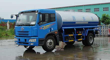 解放單橋?yàn)⑺?環(huán)衛(wèi)車中的多面手