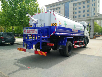 城市清道夫 灑水車的多元角色與環保使命